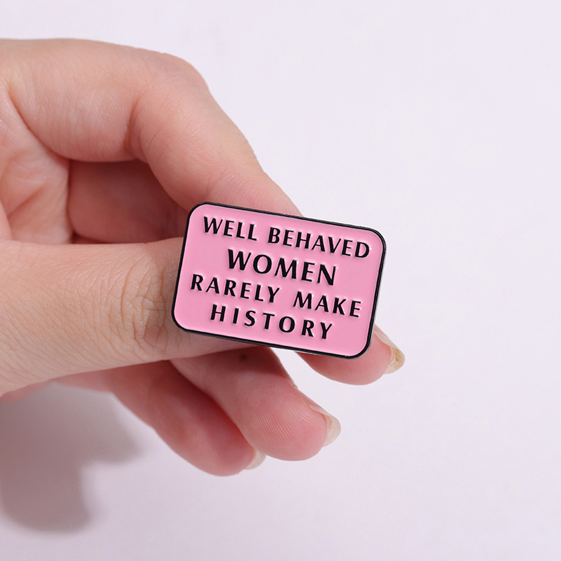 Feministische Emaille Spelden  - Jewelry Making History recensie en prijs